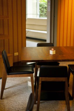 Öğleden sonra sessiz bir kahvehanenin köşesinde sessiz bir kahve masası.