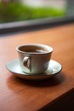 Öğleden sonra güneşi sehpanın üzerinde parlıyor.