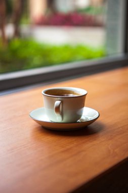 Öğleden sonra güneşi sehpanın üzerinde parlıyor.