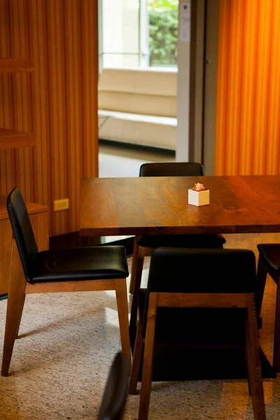 Öğleden sonra sessiz bir kahvehanenin köşesinde sessiz bir kahve masası.