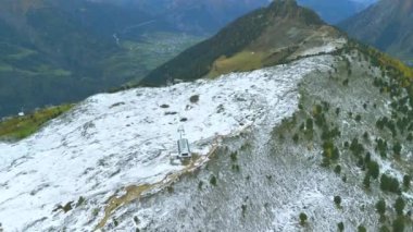 İsviçre Alpleri, en büyük buzullu buz nehri, teleferik istasyonu.
