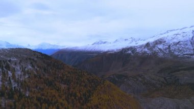 İsviçre Alplerindeki en büyük buzul aletschgletscher Buz Nehri.