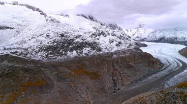 İsviçre Alplerindeki en büyük buzul aletschgletscher Buz Nehri.