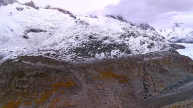 İsviçre Alplerindeki en büyük buzul aletschgletscher Buz Nehri.