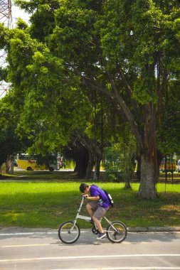 Nehir parkının temiz bisiklet yolu Mavi gökyüzü ve beyaz bulutların altında