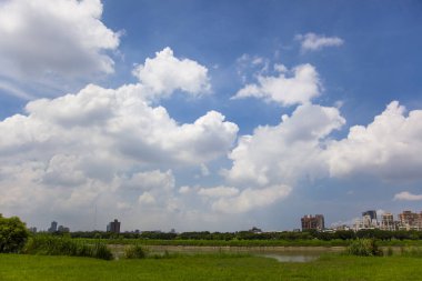 Sıcak yaz mavi gökyüzü ve beyaz bulutlar açık ve eksiksiz