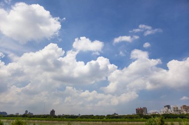 Sıcak yaz mavi gökyüzü ve beyaz bulutlar açık ve eksiksiz