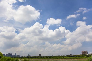 Sıcak yaz mavi gökyüzü ve beyaz bulutlar açık ve eksiksiz