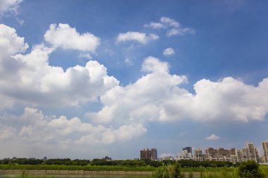Sıcak yaz mavi gökyüzü ve beyaz bulutlar açık ve eksiksiz