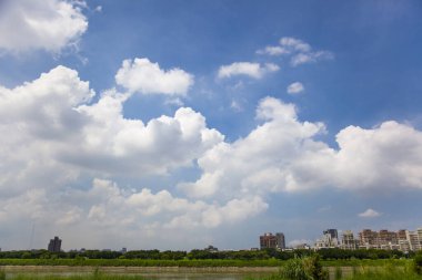Sıcak yaz mavi gökyüzü ve beyaz bulutlar açık ve eksiksiz