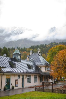 Almanya 'daki güzel Kral Gölü' nün kıyısında bir otel.