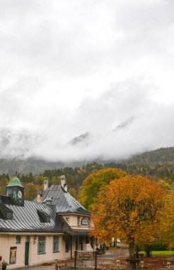 Almanya 'daki güzel Kral Gölü' nün kıyısında bir otel.
