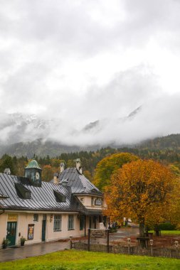 Almanya 'daki güzel Kral Gölü' nün kıyısında bir otel.