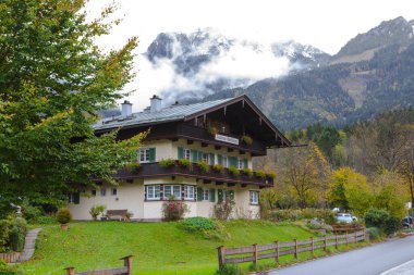 Almanya 'daki güzel Kral Gölü' nün kıyısında bir otel.