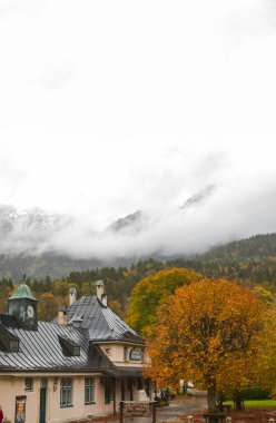 Almanya 'daki güzel Kral Gölü' nün kıyısında bir otel.