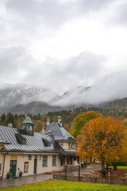 Almanya 'daki güzel Kral Gölü' nün kıyısında bir otel.