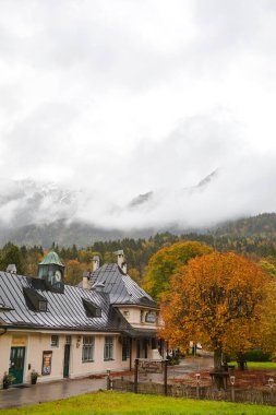 Almanya 'daki güzel Kral Gölü' nün kıyısında bir otel.