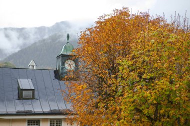 Almanya 'daki güzel Kral Gölü' nün kıyısında bir otel.