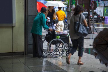 MRT istasyonuna güçlü yağmur saklayan iyi satıcılar (2016 09: 14 Taipei, Tayvan)