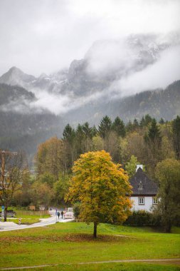 Almanya 'daki Alman Gölü' nün güzel kralının tepe tarafı ve mimarisi.