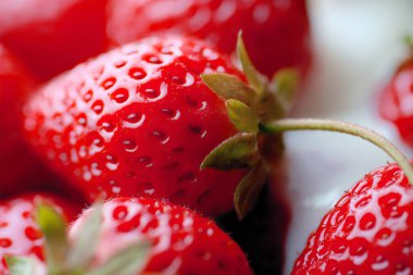 Kapat sütü Taze çilek dök