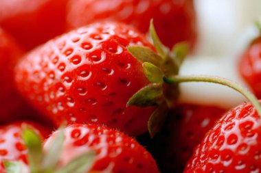 Kapat sütü Taze çilek dök