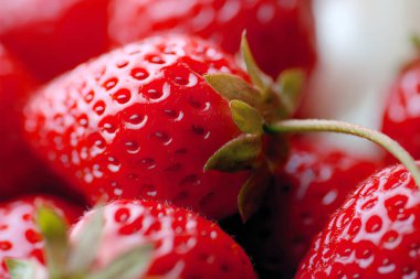 Kapat sütü Taze çilek dök