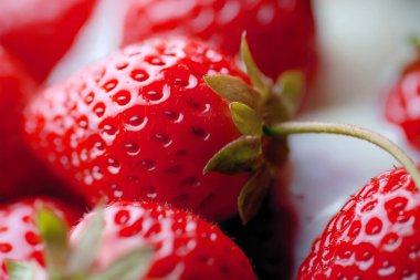 Kapat sütü Taze çilek dök