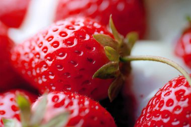 Kapat sütü Taze çilek dök