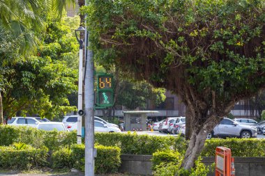 Taipei, Tayvan 'da benzersiz yaya sinyal ışığı küçük yeşil adam trafik ışığı
