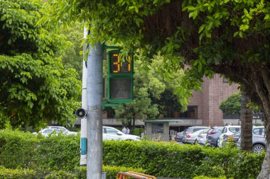 Taipei, Tayvan 'da benzersiz yaya sinyal ışığı küçük yeşil adam trafik ışığı