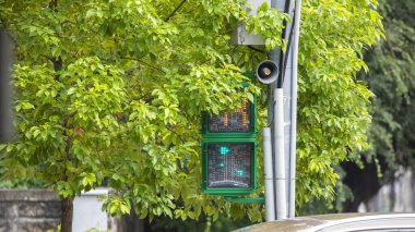 Taipei, Tayvan 'da benzersiz yaya sinyal ışığı küçük yeşil adam trafik ışığı