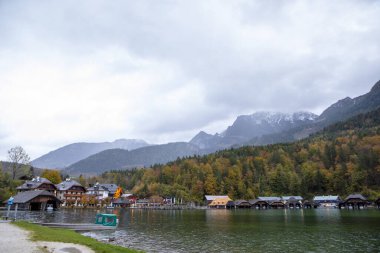 Temiz göl ve Almanya 'daki güzel kral gölünün güzel binaları.