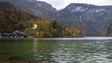 Temiz göl ve Almanya 'daki güzel kral gölünün güzel binaları.
