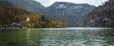 Temiz göl ve Almanya 'daki güzel kral gölünün güzel binaları.