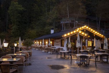 Almanya 'daki Güzel Kral Gölü' nün yanındaki restoran.