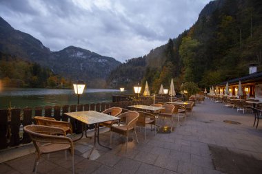 Almanya 'daki Güzel Kral Gölü' nün yanındaki restoran.