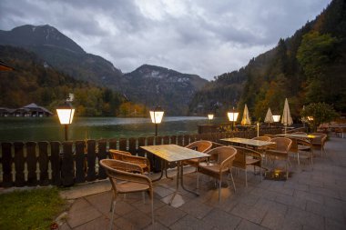 Almanya 'daki Güzel Kral Gölü' nün yanındaki restoran.