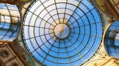 İtalya 'daki Milan alışveriş merkezleri tarihi yerler olan Emmanura II Dönüş (2023 Milan, İtalya)