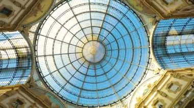 İtalya 'daki Milan alışveriş merkezleri tarihi yerler olan Emmanura II Dönüş (2023 Milan, İtalya)