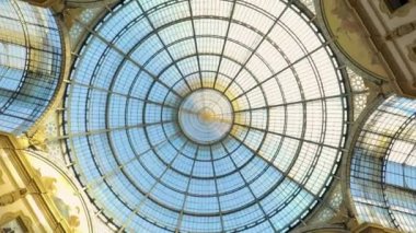 İtalya 'daki Milan alışveriş merkezleri tarihi yerler olan Emmanura II Dönüş (2023 Milan, İtalya)