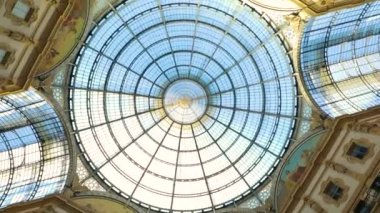 İtalya 'daki Milan alışveriş merkezleri tarihi yerler olan Emmanura II Dönüş (2023 Milan, İtalya)