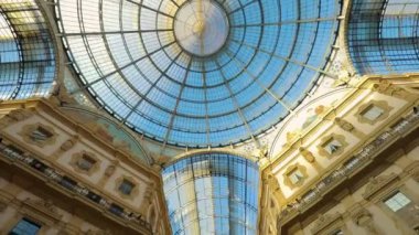 İtalya 'daki Milan alışveriş merkezleri tarihi yerler olan Emmanura II Dönüş (2023 Milan, İtalya)