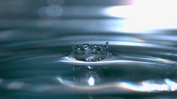 水滴の落下やさざ波の高速撮影のクローズアップ — ストック動画