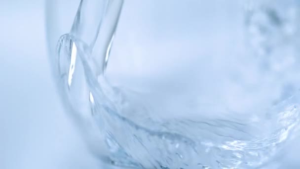 Hochgeschwindigkeitsschuss Aus Nahaufnahme Von Klarem Mineralwasser Das Trinkglas Gegossen Wird — Stockvideo