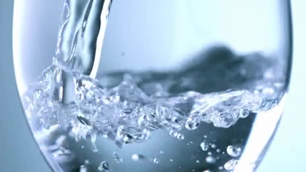 Στιγμιότυπο Υψηλής Ταχύτητας Κοντά Στο Διαυγές Μεταλλικό Νερό Που Χύνεται — Αρχείο Βίντεο