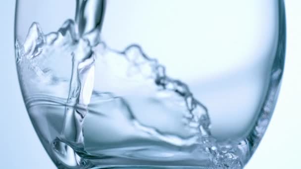 Tiro Alta Velocidade Perto Água Mineral Clara Derramando Vidro Bebida — Vídeo de Stock