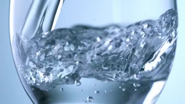 Hochgeschwindigkeitsschuss Aus Nahaufnahme Von Klarem Mineralwasser Das Trinkglas Gegossen Wird — Stockvideo