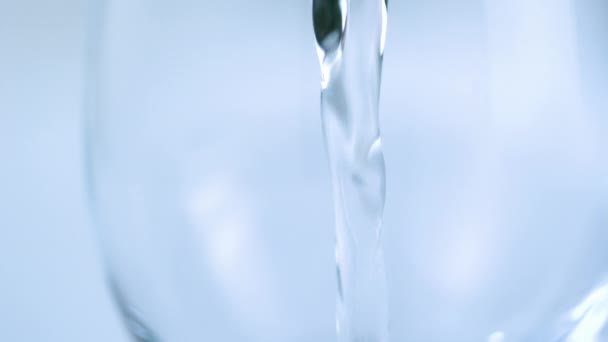 Duża Szybkość Strzału Zbliżenie Przejrzystej Wody Mineralnej Wlewającej Się Szklanki — Wideo stockowe