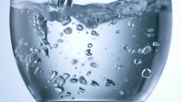 Duża Szybkość Strzału Zbliżenie Przejrzystej Wody Mineralnej Wlewającej Się Szklanki — Wideo stockowe